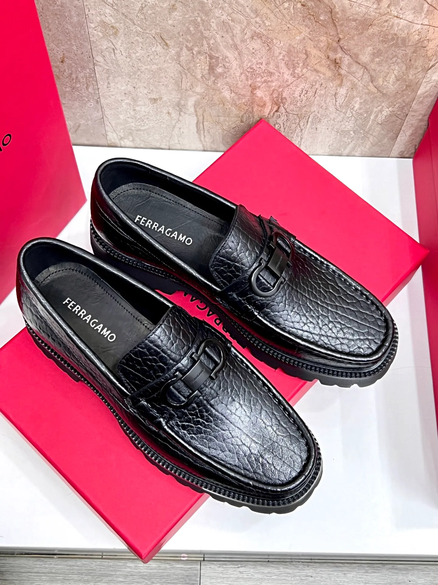 Original quality P580 Brand: Ferragamo Standard size: Men's size 38/44 (45.46 can be customized) Grade: Same style as the official website High-quality men's shoes Material: Customized first-layer calfskin with water-dyed cowhide lining Cowhide tiptoe Original non-slip and wear-resistant rubber outsole Style category: Men's formal business leather shoes are young and fashionable European and American trends British style Casual matching and comfortable feet Color: actual picture